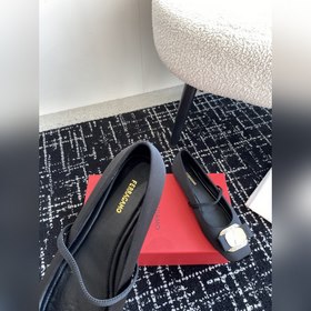 Новая версия балеток Vara с фирменной табличкой от FERRAGAMO для 