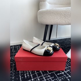 Новая версия балеток Vara с металлической пластиной от Ferragamo 