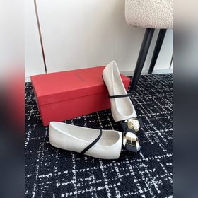 Новая версия балеток Vara с металлической пластиной от Ferragamo 