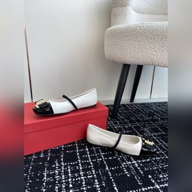 Новая версия балеток Vara с металлической пластиной от Ferragamo 