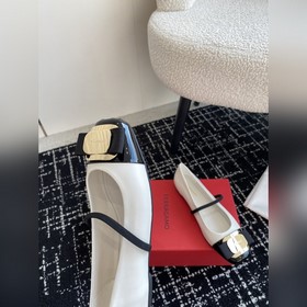 Новая версия балеток Vara с металлической пластиной от Ferragamo 