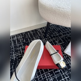 Новая версия балеток Vara с металлической пластиной от Ferragamo 