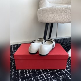 Новая версия балеток Vara с металлической пластиной от Ferragamo 