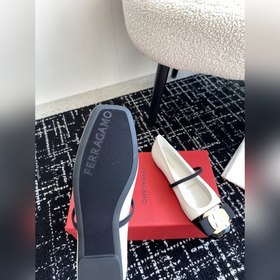 Новая версия балеток Vara с металлической пластиной от Ferragamo 