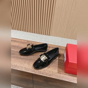 Новая модель туфель Loafers от Ferragamo отличается плавными лини