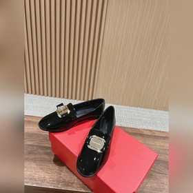 Новая модель туфель Loafers от Ferragamo отличается плавными лини