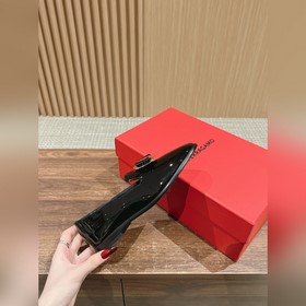 Новая модель туфель Loafers от Ferragamo отличается плавными лини