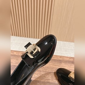 Новая модель туфель Loafers от Ferragamo отличается плавными лини