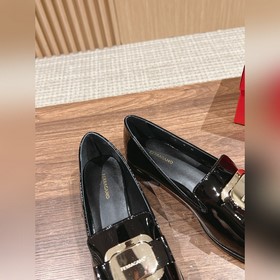 Новая модель туфель Loafers от Ferragamo отличается плавными лини