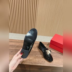 Новая модель туфель Loafers от Ferragamo отличается плавными лини