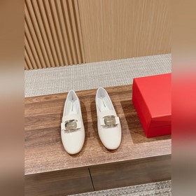 Новая модель туфель Loafers от Ferragamo отличается плавными лини
