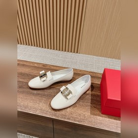 Новая модель туфель Loafers от Ferragamo отличается плавными лини