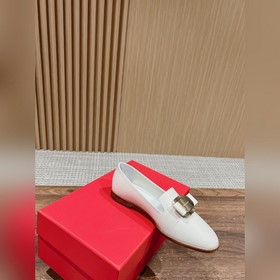 Новая модель туфель Loafers от Ferragamo отличается плавными лини