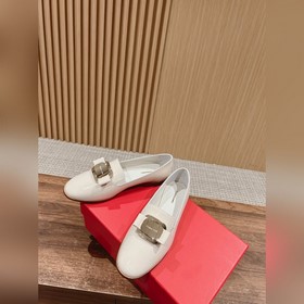 Новая модель туфель Loafers от Ferragamo отличается плавными лини