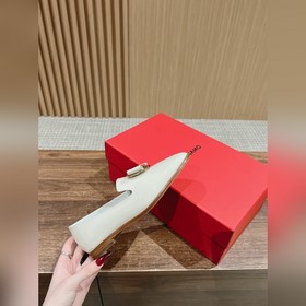 Новая модель туфель Loafers от Ferragamo отличается плавными лини