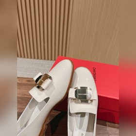 Новая модель туфель Loafers от Ferragamo отличается плавными лини