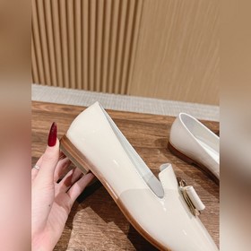 Новая модель туфель Loafers от Ferragamo отличается плавными лини
