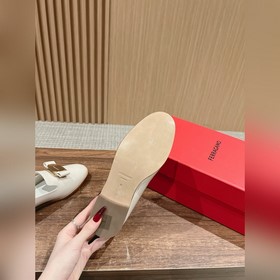 Новая модель туфель Loafers от Ferragamo отличается плавными лини
