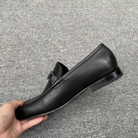 FS Ferragamo Изготовлено вручную методом холодного склеивания Go