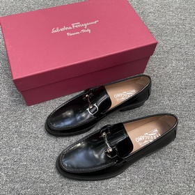 FS Ferragamo Изготовлено вручную методом холодного склеивания. И