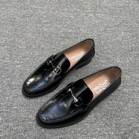 FS Ferragamo Изготовлено вручную методом холодного склеивания. И
