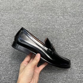 FS Ferragamo Изготовлено вручную методом холодного склеивания. И