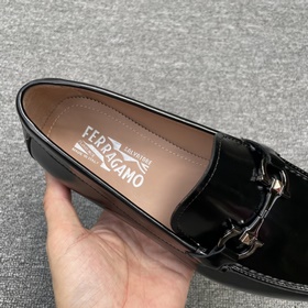 FS Ferragamo Изготовлено вручную методом холодного склеивания. И