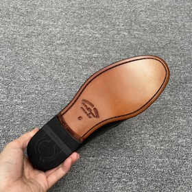FS Ferragamo Изготовлено вручную методом холодного склеивания. И