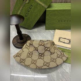 GUCCI Эта рыбацкая шапка — новый аксессуар ранней осени.
