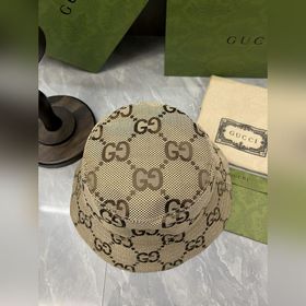 GUCCI Эта рыбацкая шапка — новый аксессуар ранней осени.