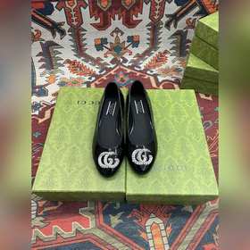 Аксессуары Gucci с кристаллами в форме двойной буквы G придают со
