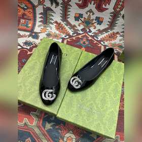Аксессуары Gucci с кристаллами в форме двойной буквы G придают со