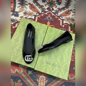 Аксессуары Gucci с кристаллами в форме двойной буквы G придают со