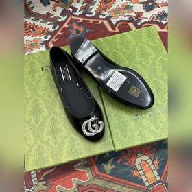 Аксессуары Gucci с кристаллами в форме двойной буквы G придают со