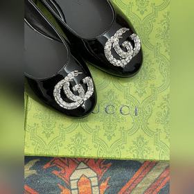 Аксессуары Gucci с кристаллами в форме двойной буквы G придают со