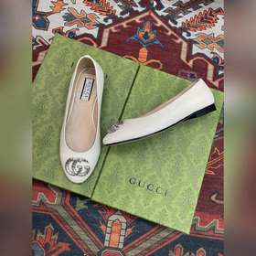 Аксессуары Gucci с кристаллами в форме двойной буквы G придают со