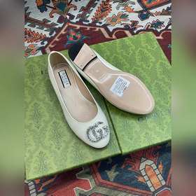 Аксессуары Gucci с кристаллами в форме двойной буквы G придают со