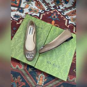 Аксессуары Gucci с кристаллами в форме двойной буквы G придают со