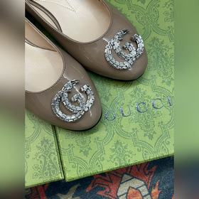 Аксессуары Gucci с кристаллами в форме двойной буквы G придают со
