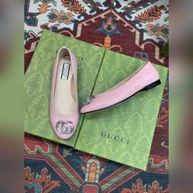 Аксессуары Gucci с кристаллами в форме двойной буквы G придают со