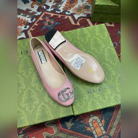Аксессуары Gucci с кристаллами в форме двойной буквы G придают со