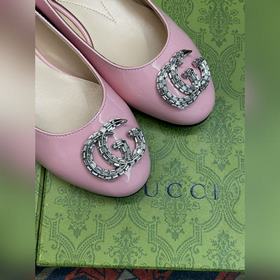 Аксессуары Gucci с кристаллами в форме двойной буквы G придают со