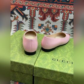 Аксессуары Gucci с кристаллами в форме двойной буквы G придают со
