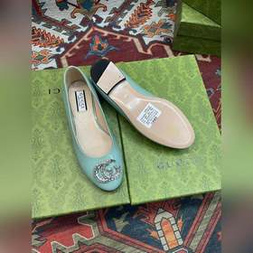 Аксессуары Gucci с кристаллами в форме двойной буквы G придают со