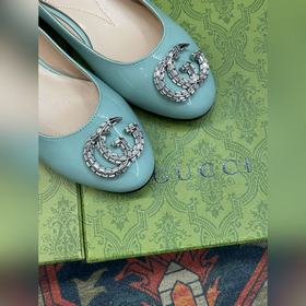 Аксессуары Gucci с кристаллами в форме двойной буквы G придают со