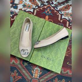 Аксессуары Gucci с кристаллами в форме двойной буквы G придают со