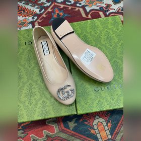 Аксессуары Gucci с кристаллами в форме двойной буквы G придают со