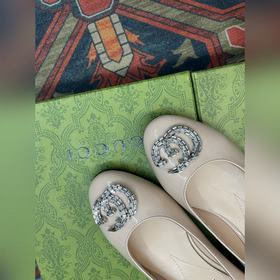 Аксессуары Gucci с кристаллами в форме двойной буквы G придают со