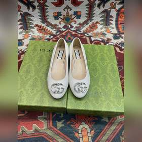 Аксессуары Gucci с кристаллами в форме двойной буквы G придают со