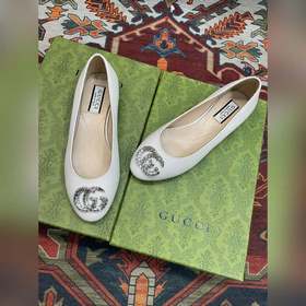 Аксессуары Gucci с кристаллами в форме двойной буквы G придают со